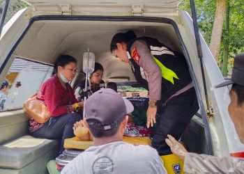 Polres Tator Bantu Evakuasi Korban Longsor Bonggakaradeng Ke RSUD Lakipadada