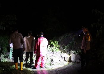 Personel Polres Tana Toraja Datangi Lokasi Tanah Longsor di Bonggakaradeng