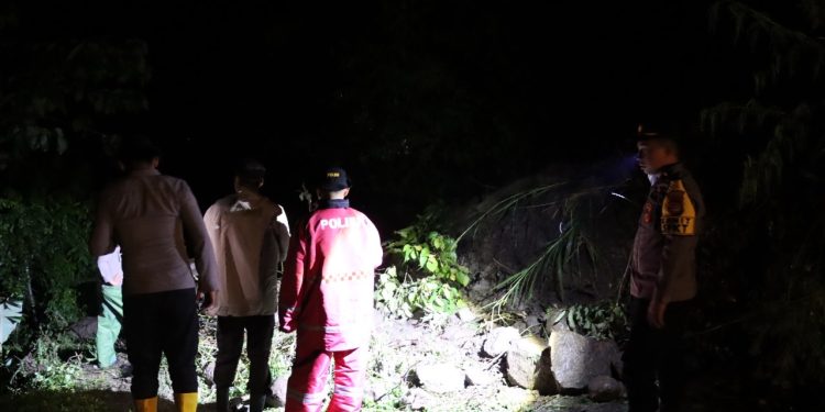 Personel Polres Tana Toraja Datangi Lokasi Tanah Longsor di Bonggakaradeng