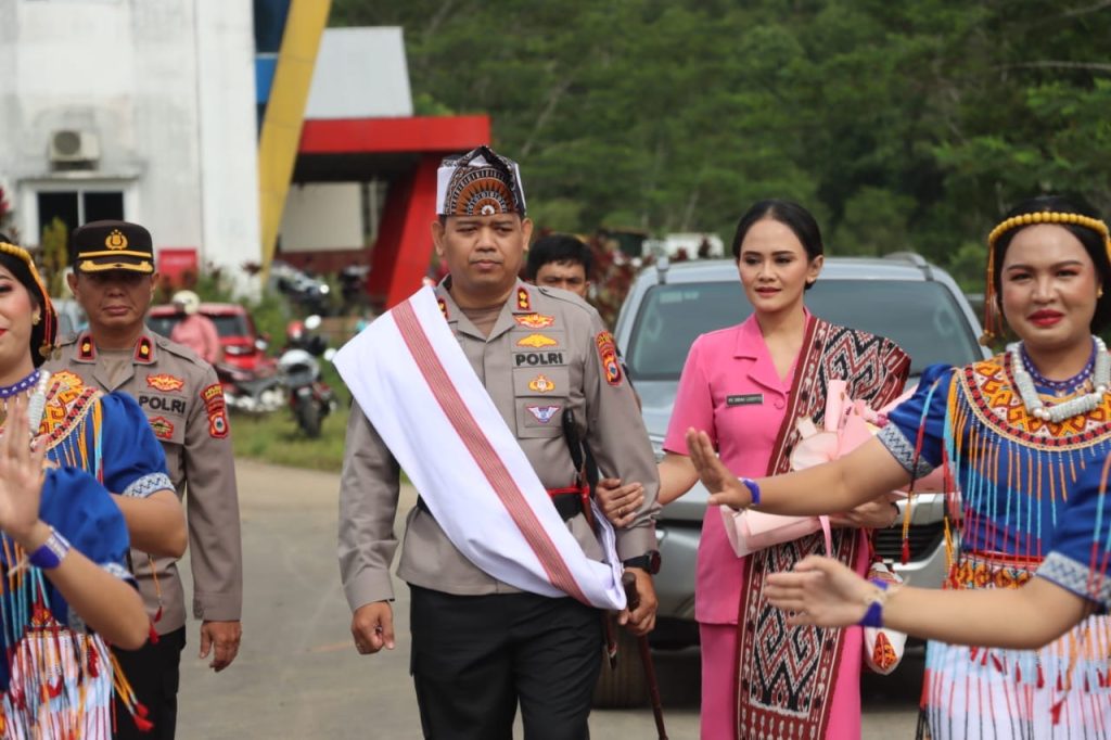 Disambut Tari Pa’gellu, AKBP Stephanus Luckyto dan Ny. Indah Resmi Menginjakkan Kaki di Polres Torut