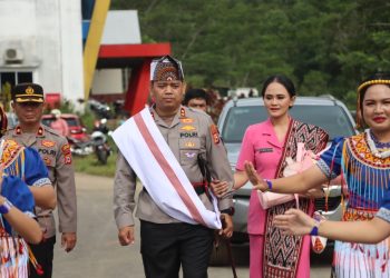 Disambut Tari Pa’gellu, AKBP Stephanus Luckyto dan Ny. Indah Resmi Menginjakkan Kaki di Polres Torut
