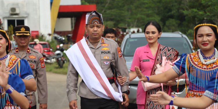 Disambut Tari Pa’gellu, AKBP Stephanus Luckyto dan Ny. Indah Resmi Menginjakkan Kaki di Polres Torut