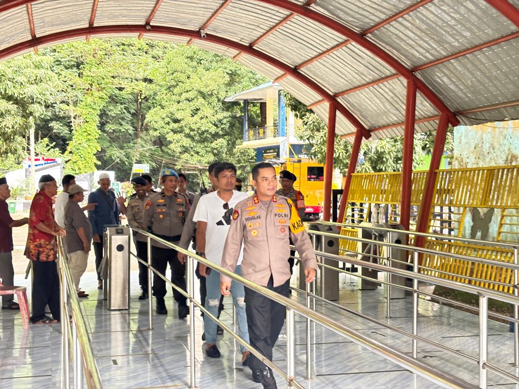 Pengunjung Wisata Bantimurung Capai 6.000 Orang, Kapolres Maros Lakukan Pemantauan dan Patroli