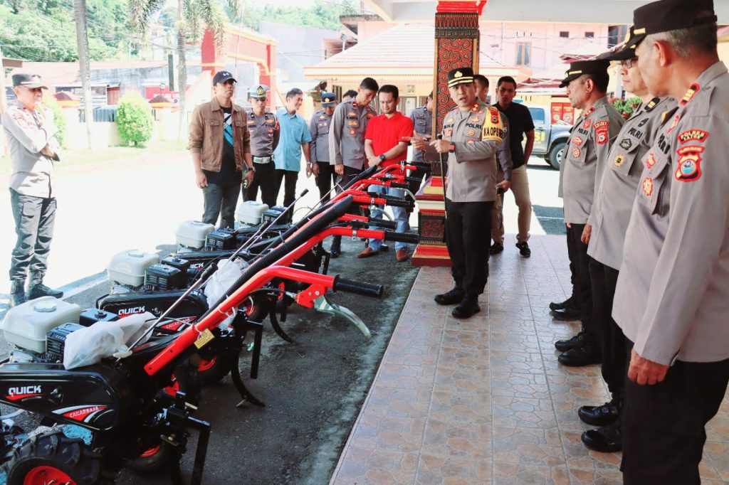 Dukung Swasembada Pangan, Kapolres Tana Toraja Serahkan 4 Unit Cultivator
