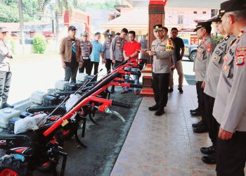 Dukung Swasembada Pangan, Kapolres Tana Toraja Serahkan 4 Unit Cultivator