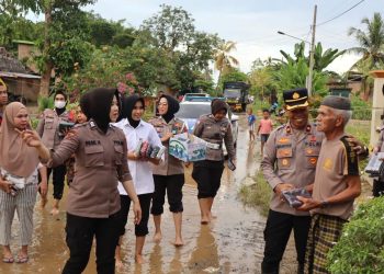 Polres Luwu Gelar Bakti Sosial dan Trauma Healing ke Korban Banjir Suli