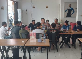 Kapolres Gowa Secara Spontan Bergabung Dengan Rekan Jurnalis Untuk Ngopi Bareng