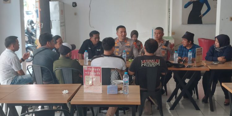Kapolres Gowa Secara Spontan Bergabung Dengan Rekan Jurnalis Untuk Ngopi Bareng