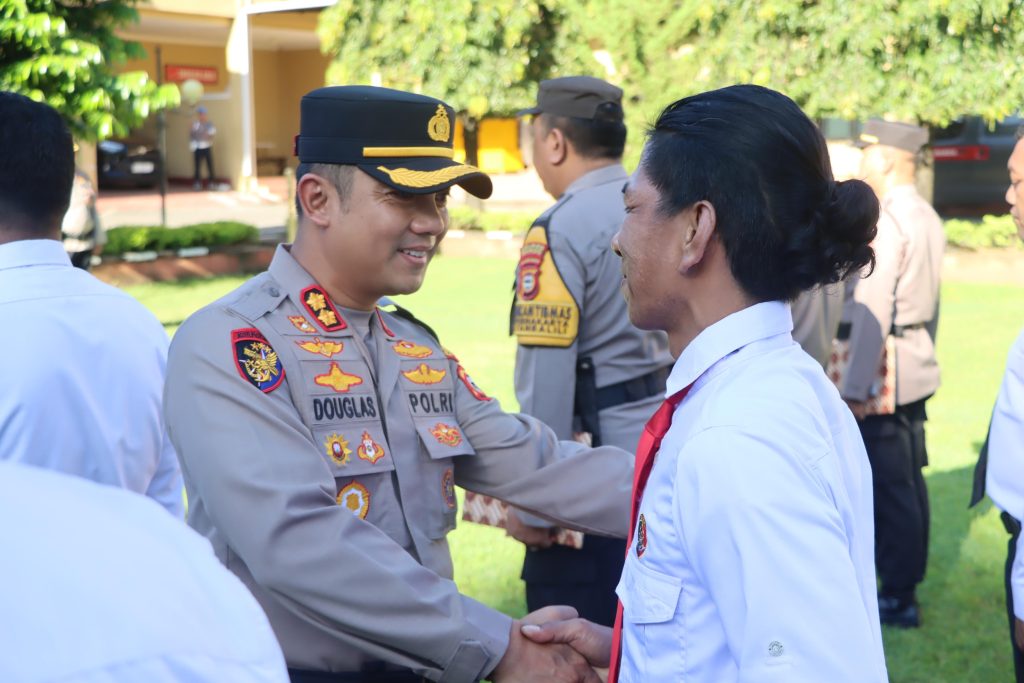 Kapolres Maros Beri Penghargaan ke Sejumlah Personel, Anggota Babinsa dan Kepala Desa