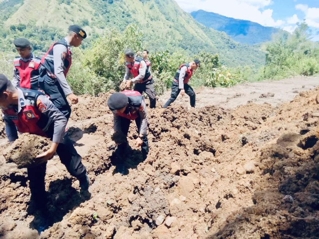 Personel Polres Tana Toraja Bantu Warga Bersihkan Material Longsor di Bonggakaradeng