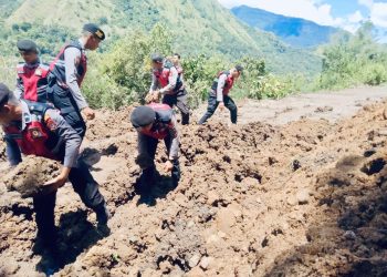 Personel Polres Tana Toraja Bantu Warga Bersihkan Material Longsor di Bonggakaradeng