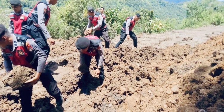 Personel Polres Tana Toraja Bantu Warga Bersihkan Material Longsor di Bonggakaradeng
