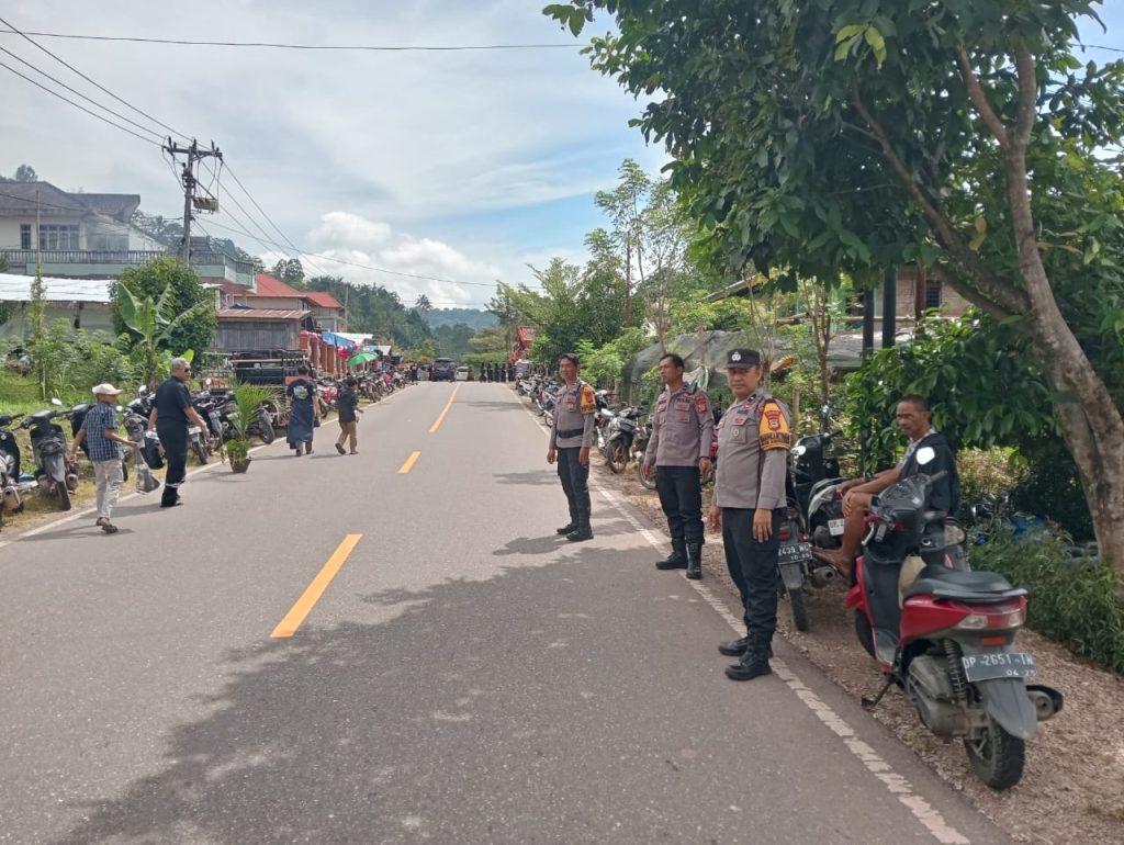 Personel Polsek Mengkendek Polres Tator Laksanakan Pengamanan Rambu Solo