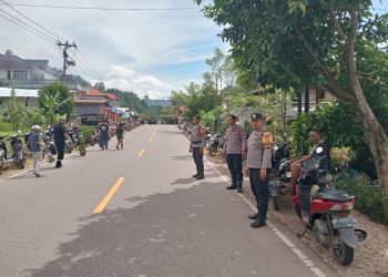 Personel Polsek Mengkendek Polres Tator Laksanakan Pengamanan Rambu Solo