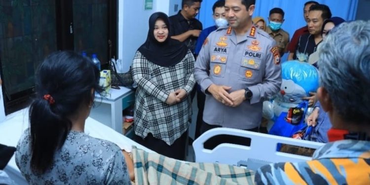 Kapolrestabes Makassar Jenguk Anak 12 Tahun Korban Penyekapan dan Rudapaksa 