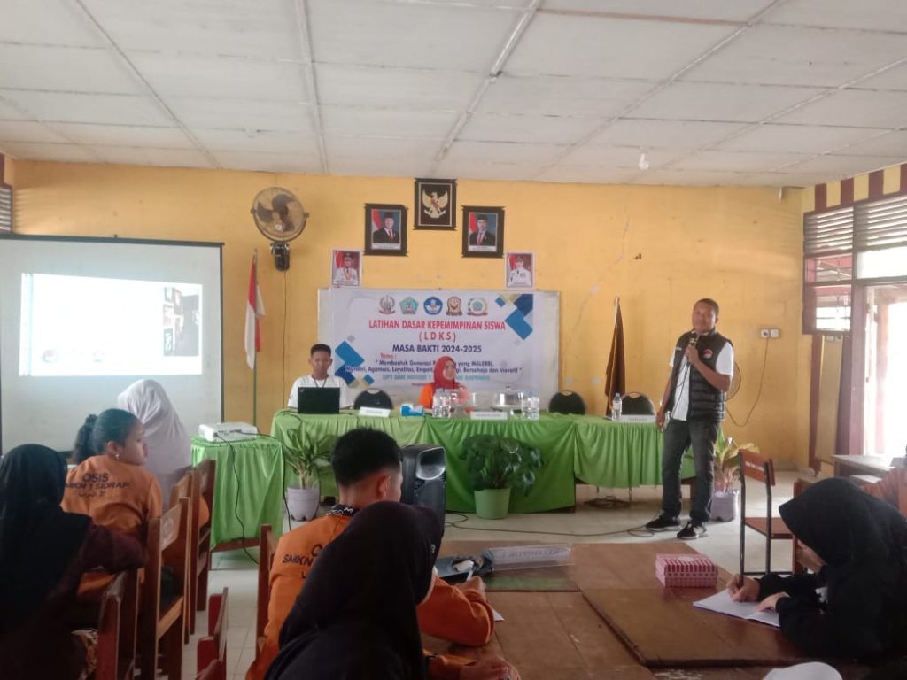 Personel Satres Narkoba Polres Sidrap Beri Edukasi Tentang Bahaya Narkotika ke Pelajar SMKN 1