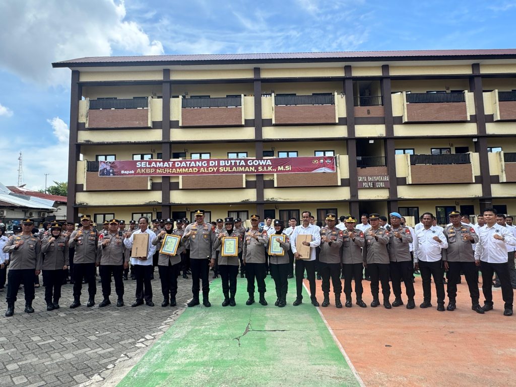 Tunjukkan Aksi Kemanusiaan Luar Biasa, Tiga Polwan Dapat Penghargaan Dari Kapolres Gowa
