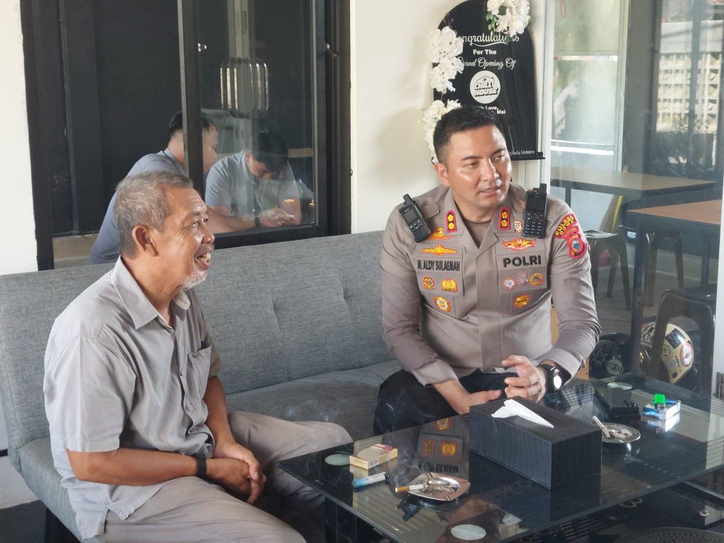 Kapolres Gowa Silaturahmi Bersama Komunitas Vespa Antik di Warkop Chill House