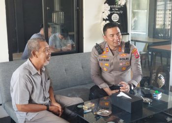 Kapolres Gowa Silaturahmi Bersama Komunitas Vespa Antik di Warkop Chill House