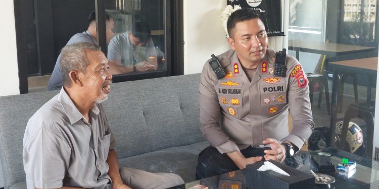 Kapolres Gowa Silaturahmi Bersama Komunitas Vespa Antik di Warkop Chill House