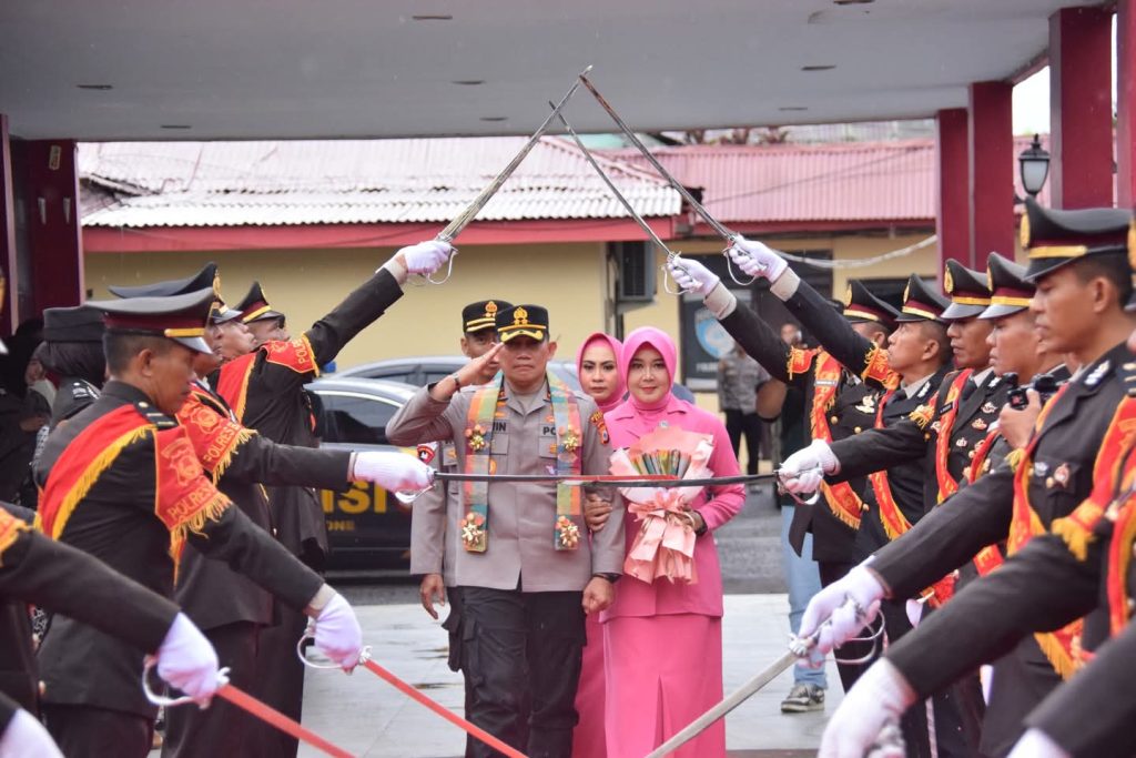 Suasana Haru Iringi Pelepasan AKBP Erwin Syah bersama Ny.Siska Erwin Syah di Mapolres Bone