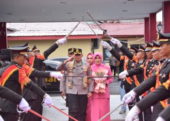 Suasana Haru Iringi Pelepasan AKBP Erwin Syah bersama Ny.Siska Erwin Syah di Mapolres Bone