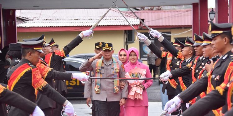 Suasana Haru Iringi Pelepasan AKBP Erwin Syah bersama Ny.Siska Erwin Syah di Mapolres Bone
