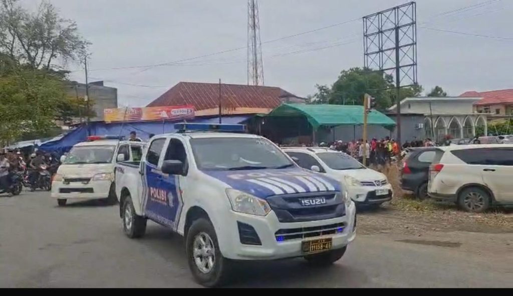 Personel Satlantas Polres Luwu Melakukan Pengawalan Ambulance ke Pemakaman