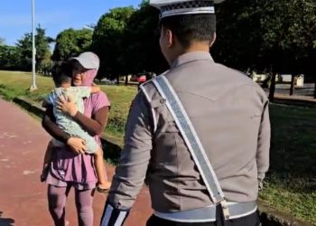 Personel Satlantas Polres Gowa Bantu Seorang Ibu Temukan Anaknya di Sekitar Lapangan Syekh Yusuf 