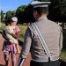 Personel Satlantas Polres Gowa Bantu Seorang Ibu Temukan Anaknya di Sekitar Lapangan Syekh Yusuf 