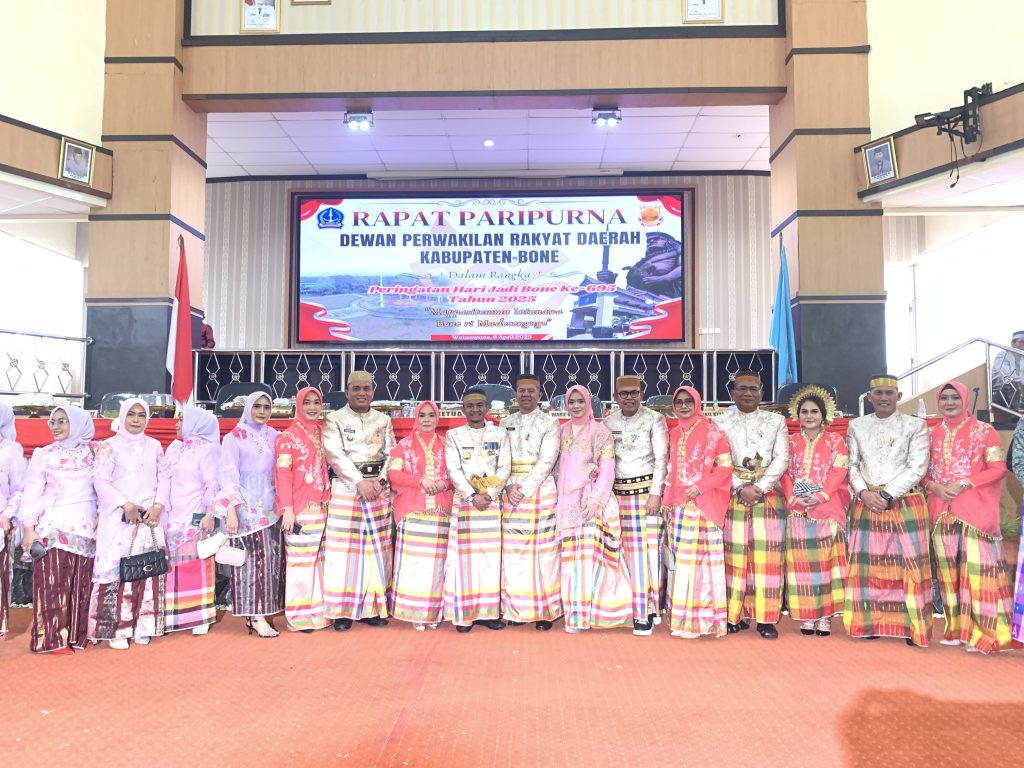 Kapolres Bone bersama Ketua Bhayangkari Hadiri Rapat Paripurna DPRD Dalam Rangka HJB ke-695