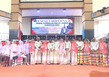 Kapolres Bone bersama Ketua Bhayangkari Hadiri Rapat Paripurna DPRD Dalam Rangka HJB ke-695