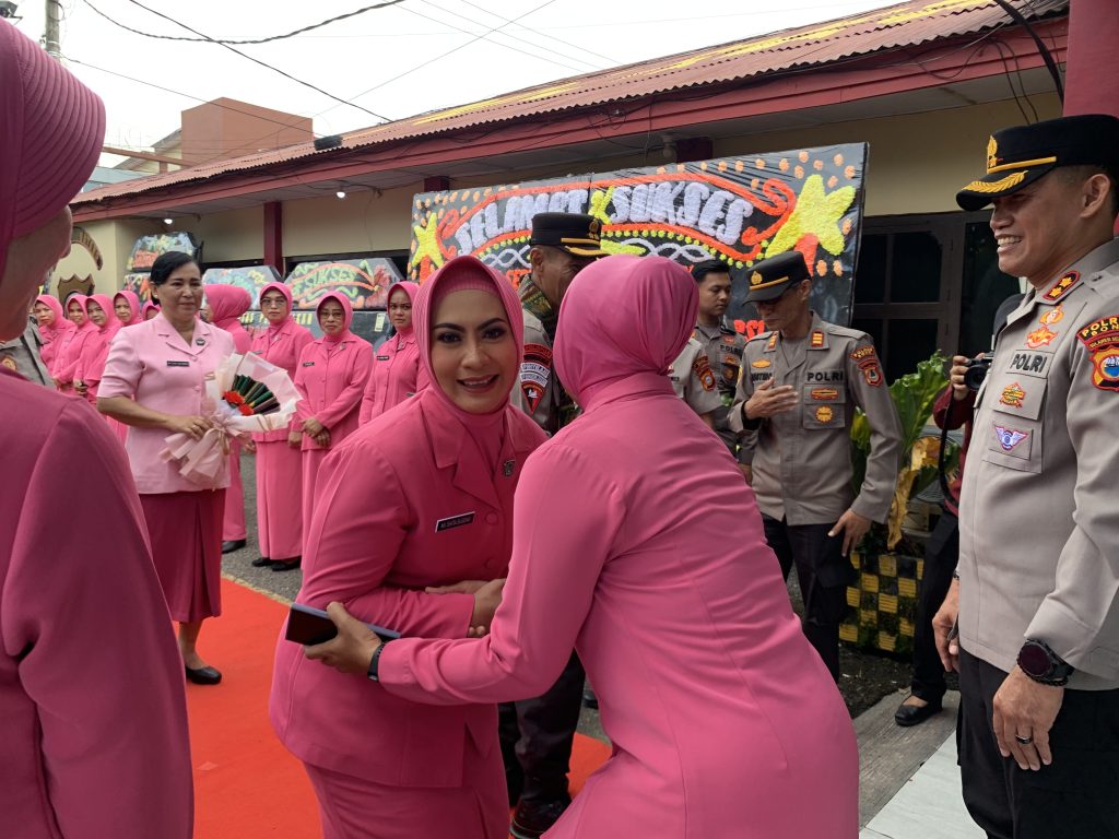 AKBP Erwin Syah bersama Ny.Siska Sambut AKBP Sugeng dan Ny. Sitha di Mapolres Bone