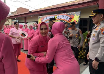 AKBP Erwin Syah bersama Ny.Siska Sambut AKBP Sugeng dan Ny. Sitha di Mapolres Bone