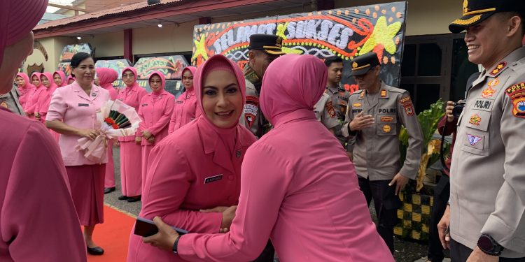 AKBP Erwin Syah bersama Ny.Siska Sambut AKBP Sugeng dan Ny. Sitha di Mapolres Bone