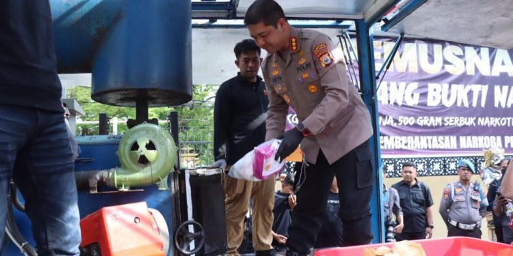 Kapolrestabes Makassar Musnahkan Sabu, Ganja dan Bahan Tembakau Sintetis Senilai Rp 19 Miliar