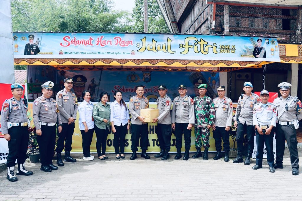Kunjungi Pospam dan Posyan, Kapolres Tana Toraja Berikan Bingkisan ke Petugas