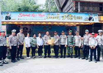 Kunjungi Pospam dan Posyan, Kapolres Tana Toraja Berikan Bingkisan ke Petugas