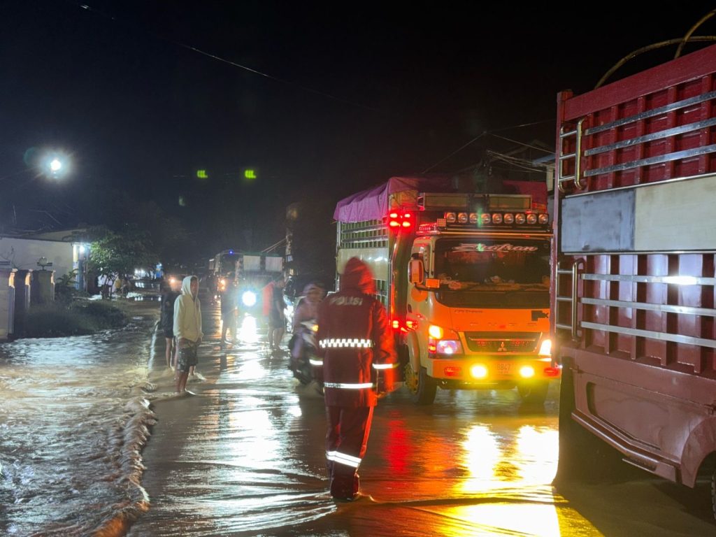 Banjir Melanda Suli, Personel Polres Luwu Bergerak Cepat Evakuasi Warga dan Atur Lalu Lintas