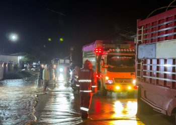 Banjir Melanda Suli, Personel Polres Luwu Bergerak Cepat Evakuasi Warga dan Atur Lalu Lintas