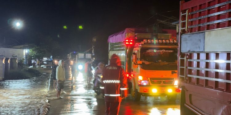 Banjir Melanda Suli, Personel Polres Luwu Bergerak Cepat Evakuasi Warga dan Atur Lalu Lintas