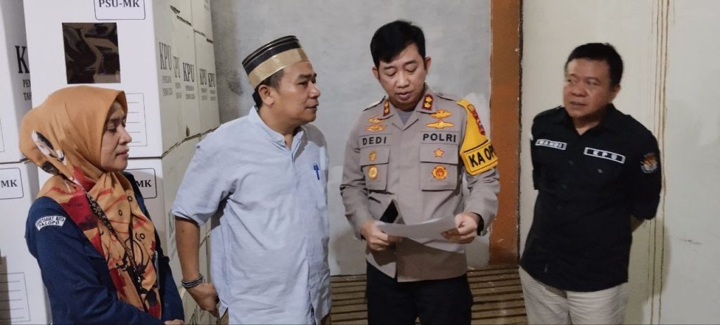 Pastikan Proses Pelipatan dan Penyortiran Surat Suara Aman, Kapolres Palopo Kunjungi Kantor KPU 