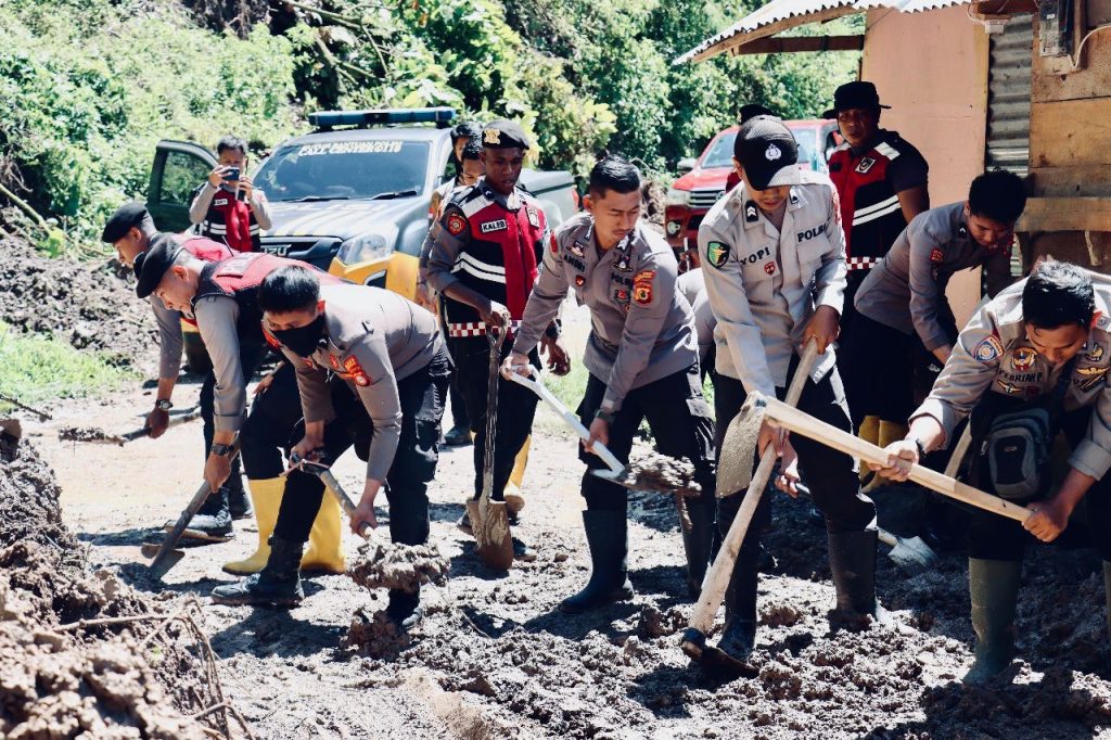 Kapolres Tana Toraja Turunkan Personilnya Bantu Bersihkan Material Tanah Longsor