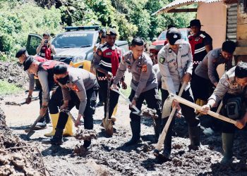 Kapolres Tana Toraja Turunkan Personilnya Bantu Bersihkan Material Tanah Longsor