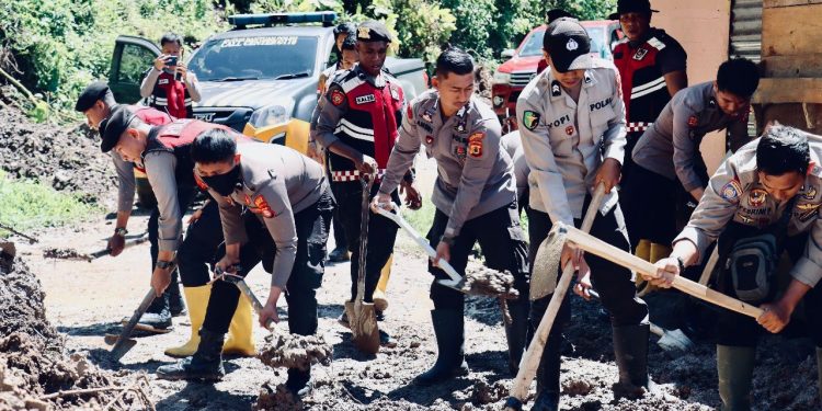 Kapolres Tana Toraja Turunkan Personilnya Bantu Bersihkan Material Tanah Longsor