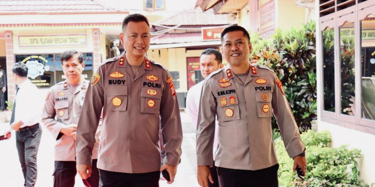 Penyambutan AKBP Budi Hermawan dan Pelepasan AKBP Malpa Malacoppo di Polres Tana Toraja