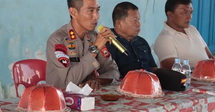 Melalui Jumat Curhat, Kapolres Bone Dengar Aspirasi Warga di Pelabuhan Pelelangan Ikan 