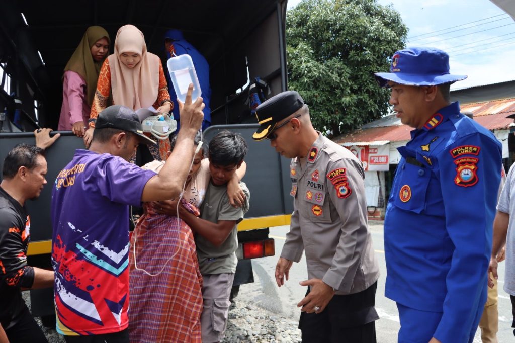 Personel Polres Luwu Bantu Evakuasi Ibu Hamil Yang Terjebak Banjir di Ponrang