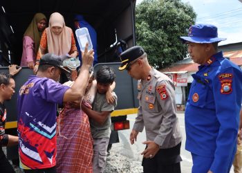 Personel Polres Luwu Bantu Evakuasi Ibu Hamil Yang Terjebak Banjir di Ponrang