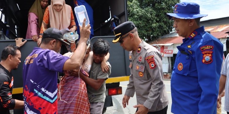 Personel Polres Luwu Bantu Evakuasi Ibu Hamil Yang Terjebak Banjir di Ponrang
